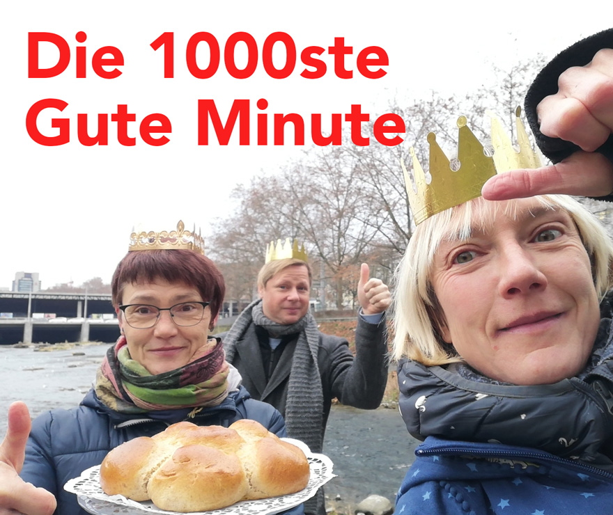 Das Gute-Minute-Team mit Béatrice Eigenmann, Michael Kistler und Anja Eigenmann, mit Kronen und einem Königskuchen.