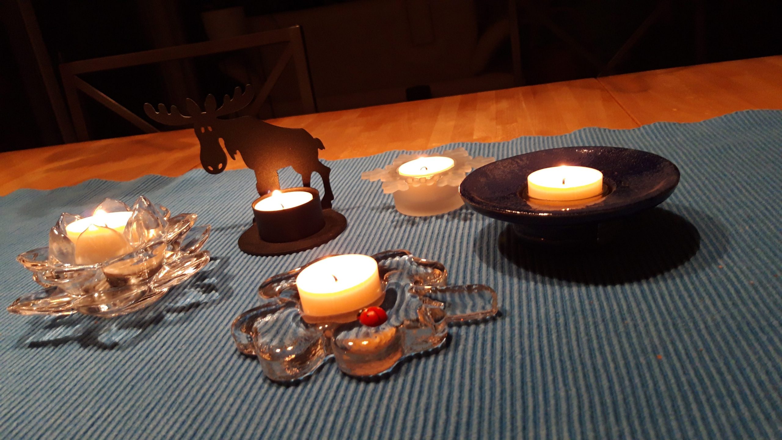 Teelichter in fünf verschiedenen Kerzenständern