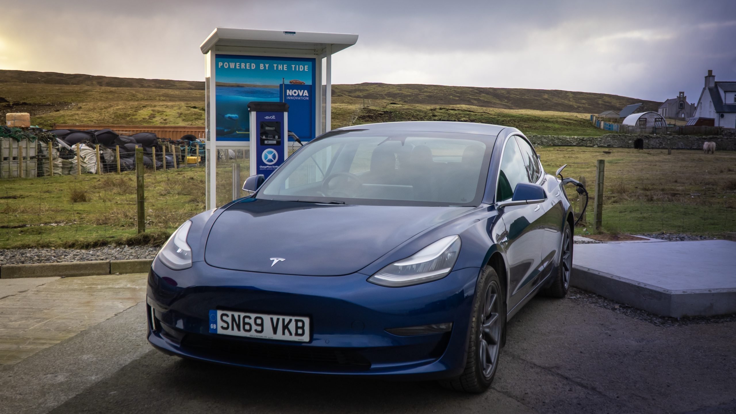 Tesla an der mit Gezeiten-Energie betriebenen Elektromobil-Tankstelle auf der Shetland-Insel Yell.