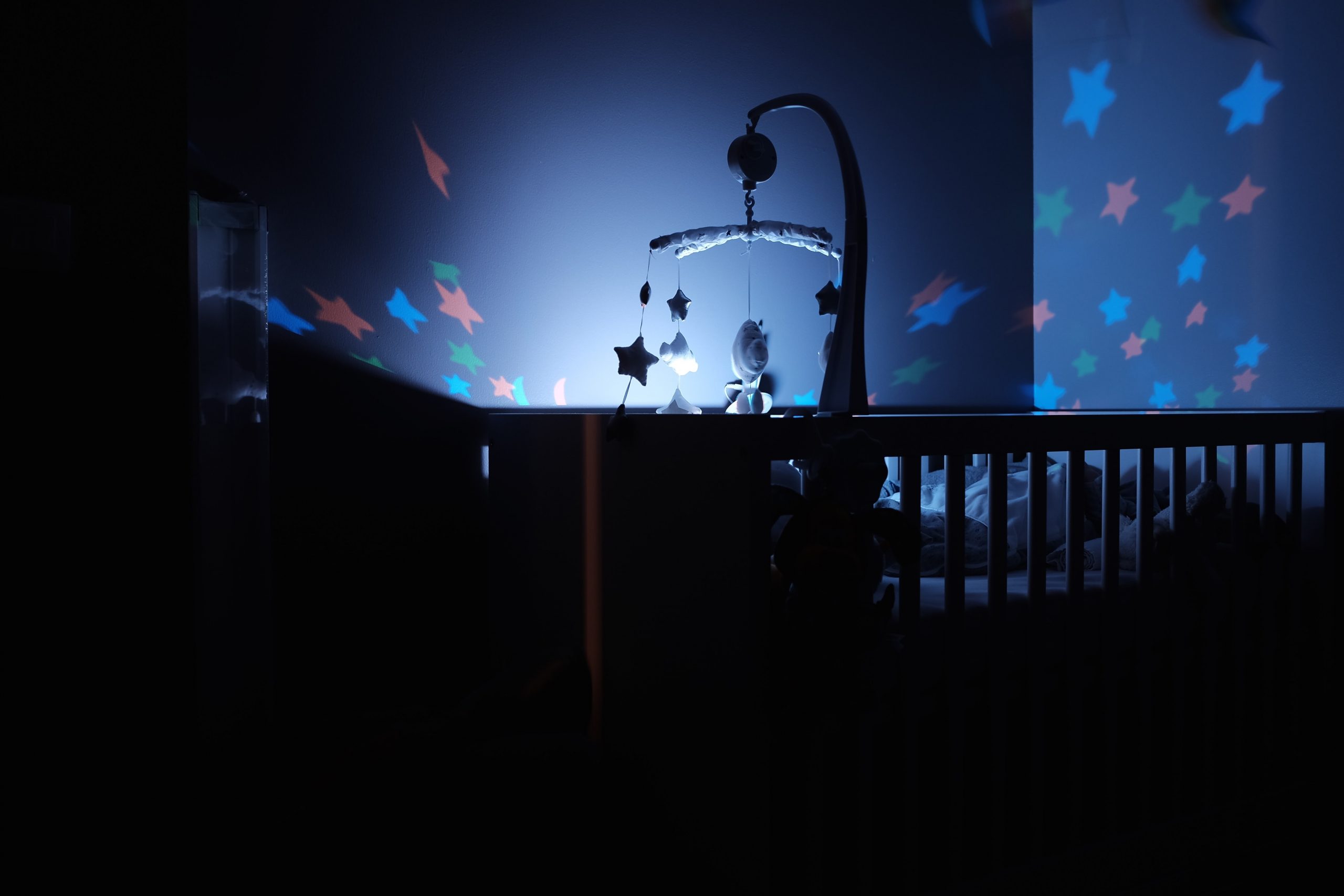 Babyzimmer im Dämmerlicht
