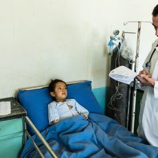 Arzt auf Visite bei Mädchen im Spital Jaghori