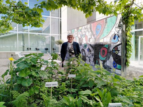 Veranstaltung Essbare Stadt mit Maurice Maggi im Rahmen von Earth Talks des Kunsthauses Zürich: Maurice Maggi vor essbaren Pflanzen.