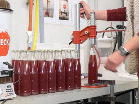 Erfrischungsgetränk Ruedi beim Verschliessen der Flaschen