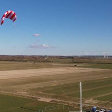 Flugwindenergie: Ein grosser Lenkdrache an einer Seilwinde fliegt über dem Land