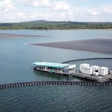 schwimmende Photovoltaik-Anlage an einem Staudamm im Nordosten Thailands