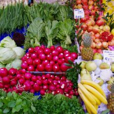 Früchte und Gemüse ohne Plastikverpackung zum Verkauf