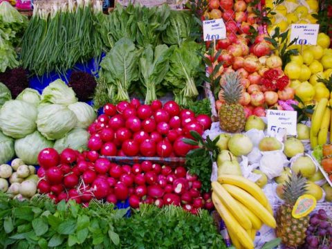 Früchte und Gemüse ohne Plastikverpackung zum Verkauf
