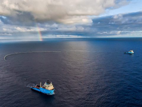 Ocean Cleanup System 002 sammelt mit Schiffen Plastik ein