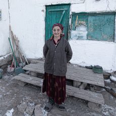 Alte Frau aus Kirgistan vor ihrem Haus