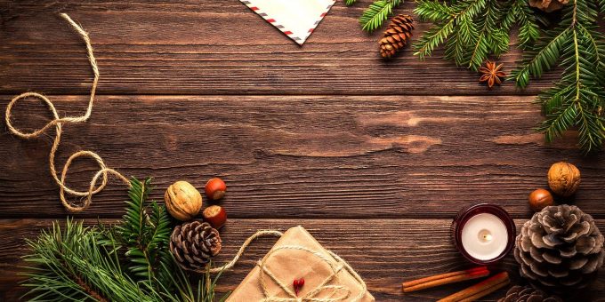 Tannenäste, Rechauckerze, Tannzapfen, Geschenk in Packpapier: Symbol für nachhaltige Weihnachten