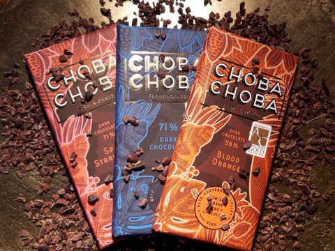 Drei Choba-Choba-Schokotafeln auf Goldteller mit Kakaonibs