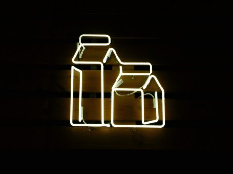 Getränkekartons als Lichtinstallation