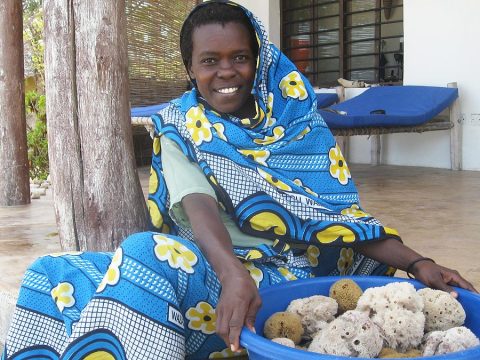 Schwammfarmerin auf Zanzibar