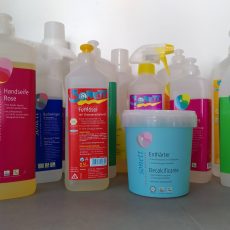 Plastikbehälter mit farbigen Etiketten, gefüllt mit Wasch- und Reinigungsmitteln von Sonett