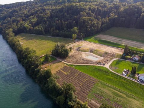 Luftbild des ehemaligen Öltanklager-Areals Tössriederen bei Eglisau; gehört Pro Natura Zürich; Umgestaltung zum Naturschutzgebiet mit Magerwiesen