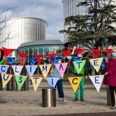 KlimaSeniorinnen mit Wimpeln mit Aufschrift Klimaschutz und Climate Justice in Strassburg